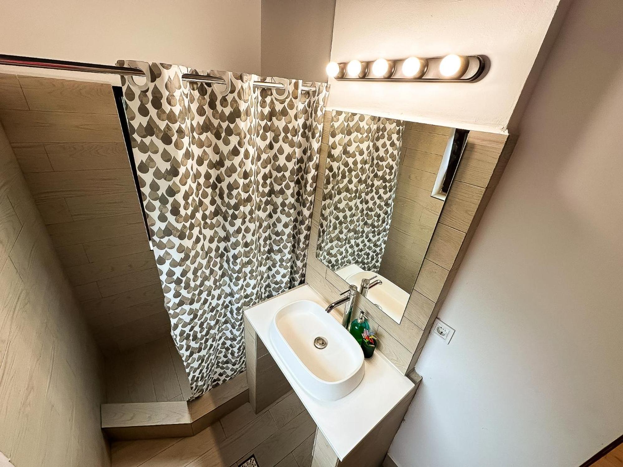 The Bridge - Central Studio With Free Parking Craiova Exterior photo